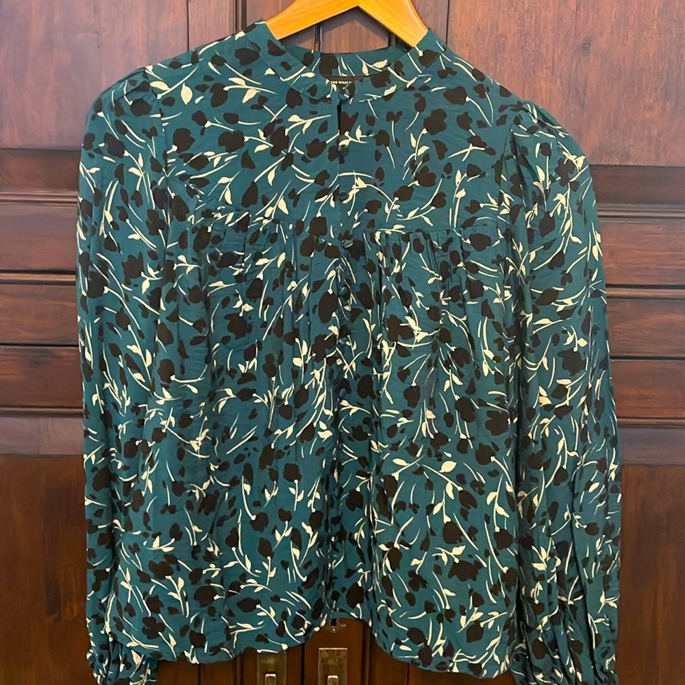 Who What Wear covered button top. So cute! 💚🖤